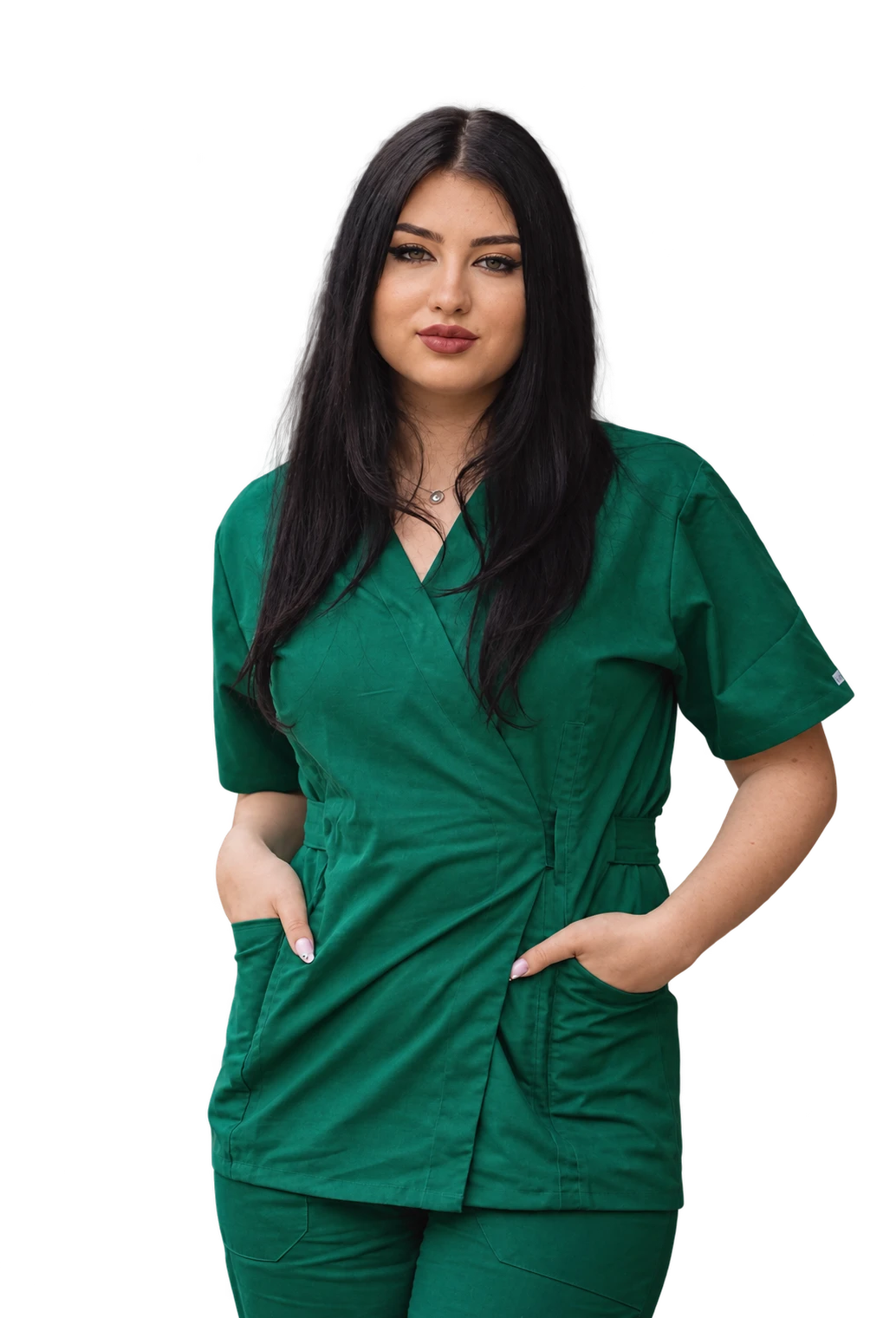 Ioana în uniformă verde, cu mâinile în buzunare